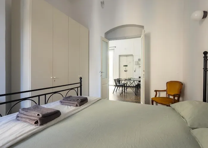 C_44 - Be On The Old Steps Between Station And Centre / Scalinata Cernaia